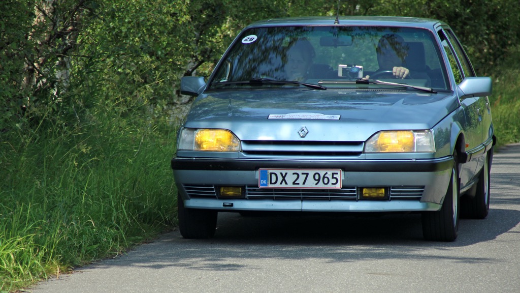 Mesterskabet i Touring-klassen føres inden 4. afdeling af Maria og Birch Johannesen fra Græsted, som deltager i en meget sjælden Renault 25 fra 1991.
(Foto: Bjarne Andersen)
